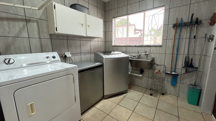 4 Bedroom Property for Sale in Helikonpark Gauteng