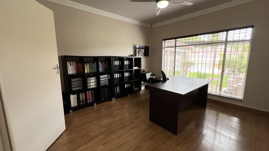 4 Bedroom Property for Sale in Helikonpark Gauteng