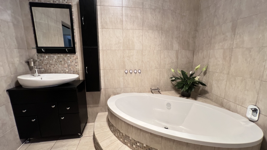 4 Bedroom Property for Sale in Helikonpark Gauteng