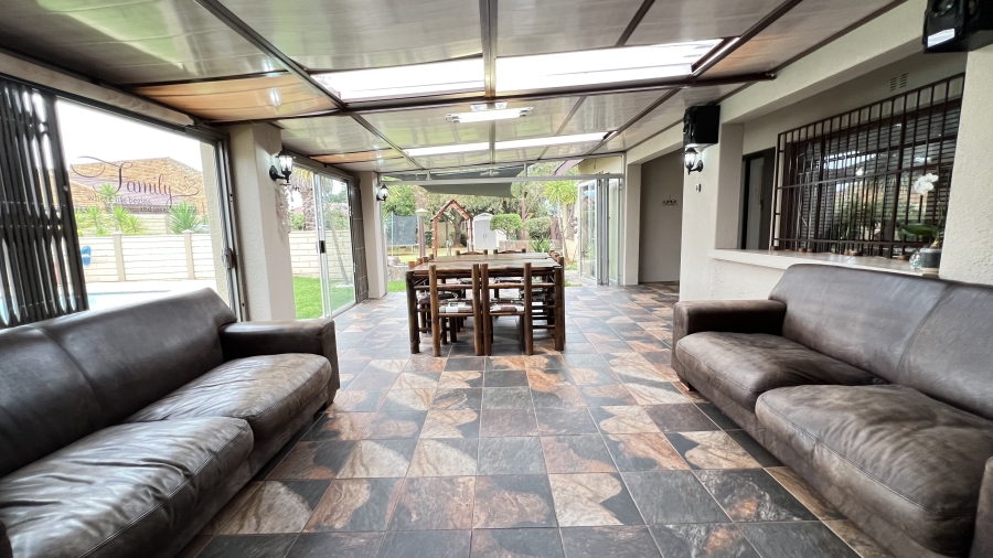 4 Bedroom Property for Sale in Helikonpark Gauteng