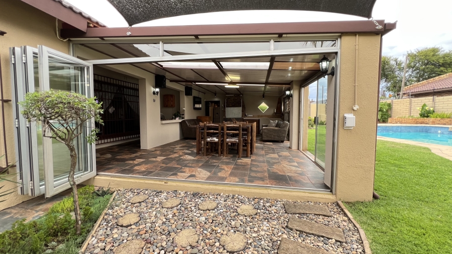 4 Bedroom Property for Sale in Helikonpark Gauteng