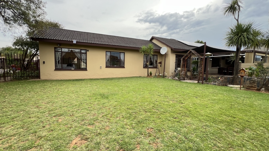 4 Bedroom Property for Sale in Helikonpark Gauteng