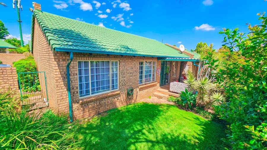 2 Bedroom Property for Sale in Faerie Glen Gauteng