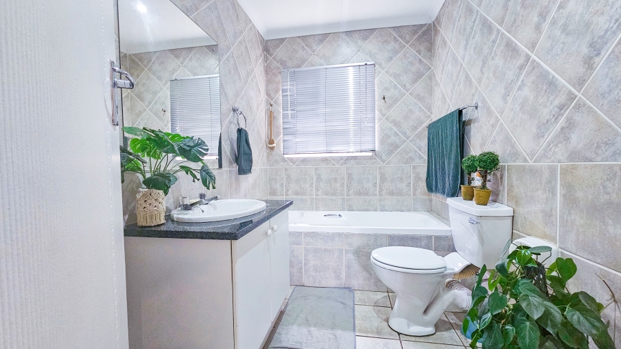 2 Bedroom Property for Sale in Faerie Glen Gauteng