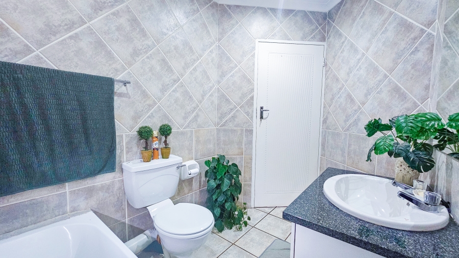 2 Bedroom Property for Sale in Faerie Glen Gauteng