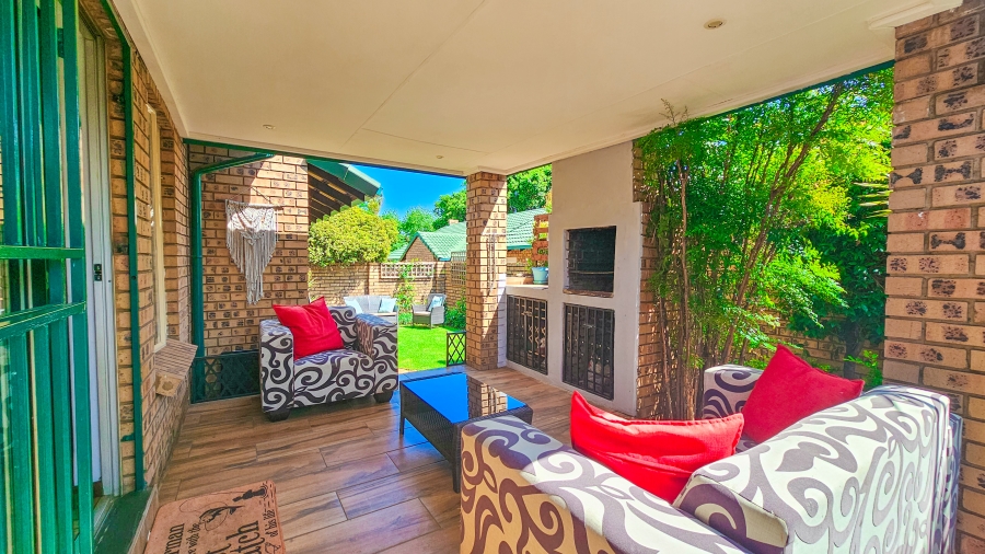 2 Bedroom Property for Sale in Faerie Glen Gauteng