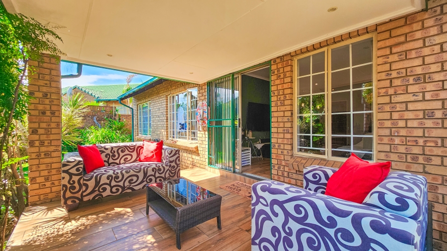 2 Bedroom Property for Sale in Faerie Glen Gauteng