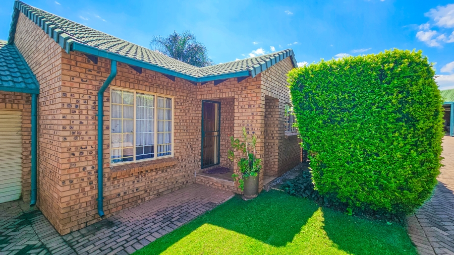 2 Bedroom Property for Sale in Faerie Glen Gauteng