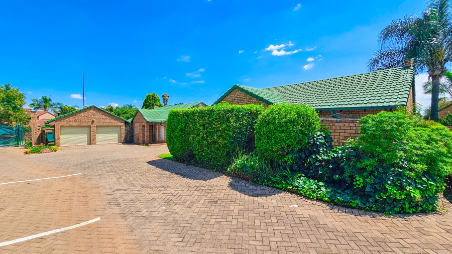 2 Bedroom Property for Sale in Faerie Glen Gauteng