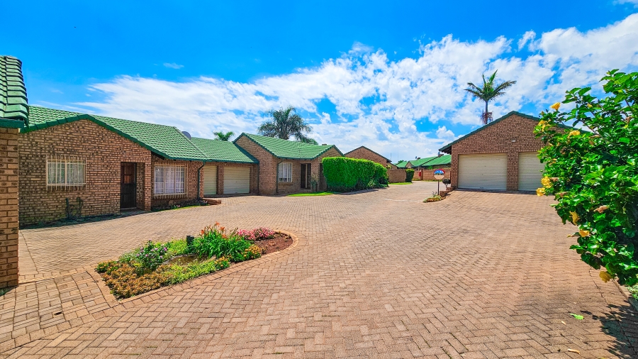 2 Bedroom Property for Sale in Faerie Glen Gauteng