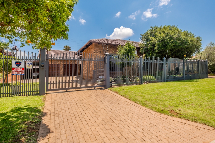 5 Bedroom Property for Sale in Erasmuskloof Gauteng