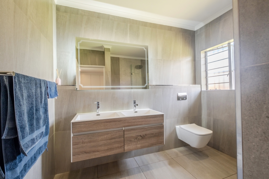 5 Bedroom Property for Sale in Erasmuskloof Gauteng