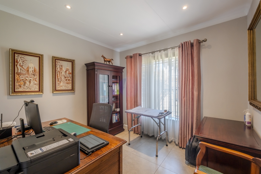 5 Bedroom Property for Sale in Erasmuskloof Gauteng