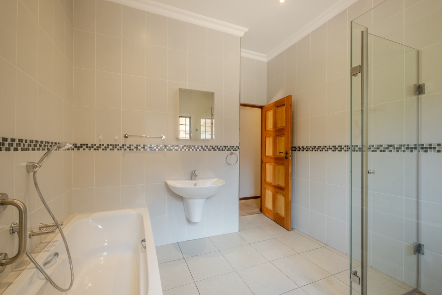 5 Bedroom Property for Sale in Erasmuskloof Gauteng