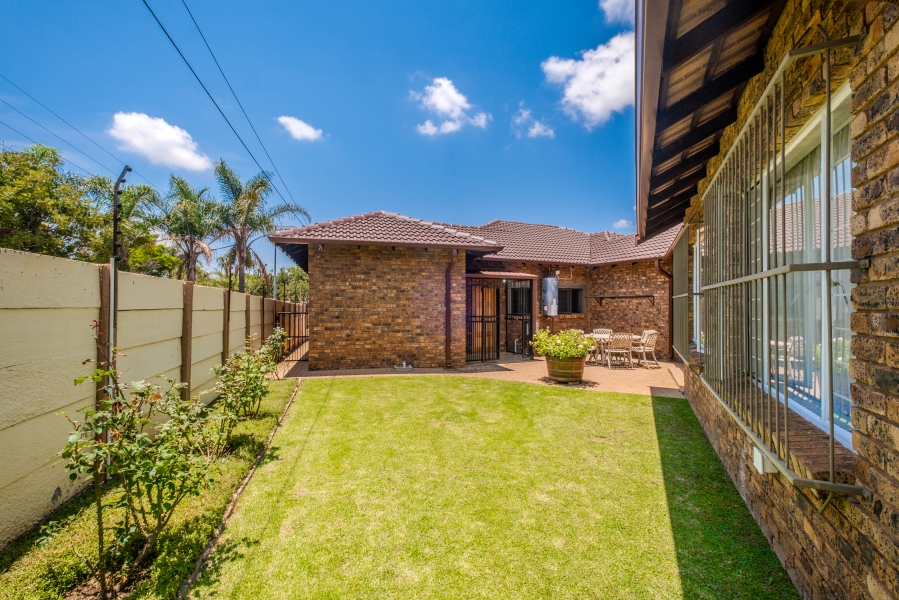 5 Bedroom Property for Sale in Erasmuskloof Gauteng