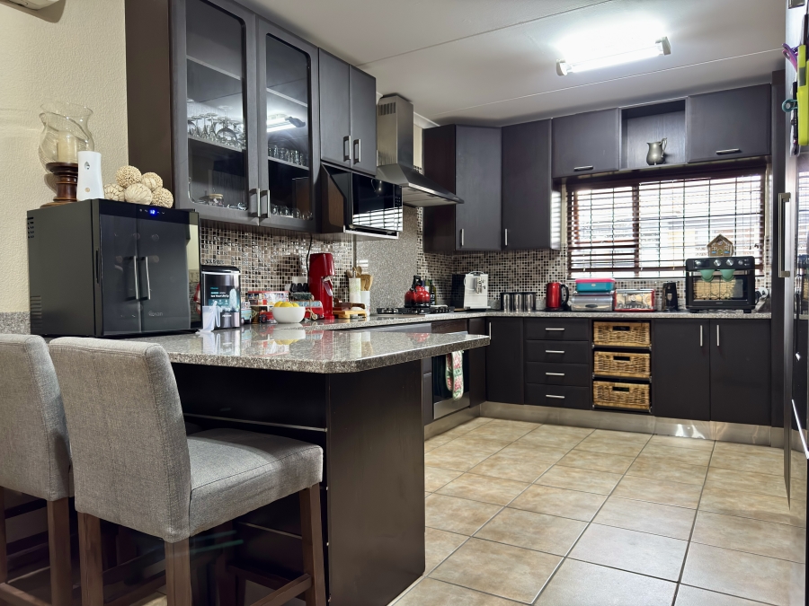 5 Bedroom Property for Sale in Van Riebeeck Park Gauteng