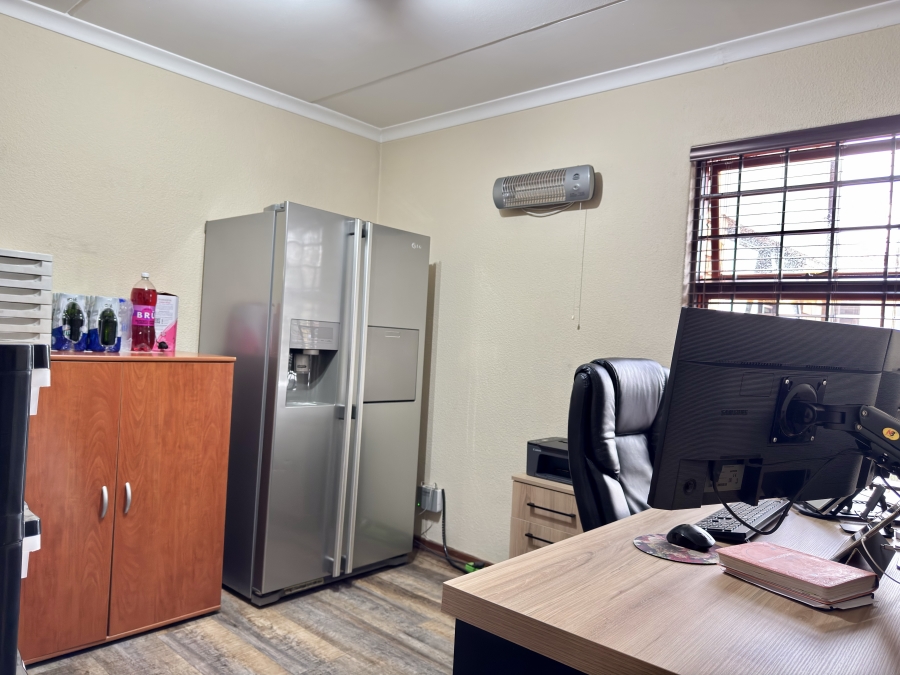 5 Bedroom Property for Sale in Van Riebeeck Park Gauteng