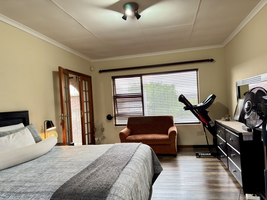 5 Bedroom Property for Sale in Van Riebeeck Park Gauteng