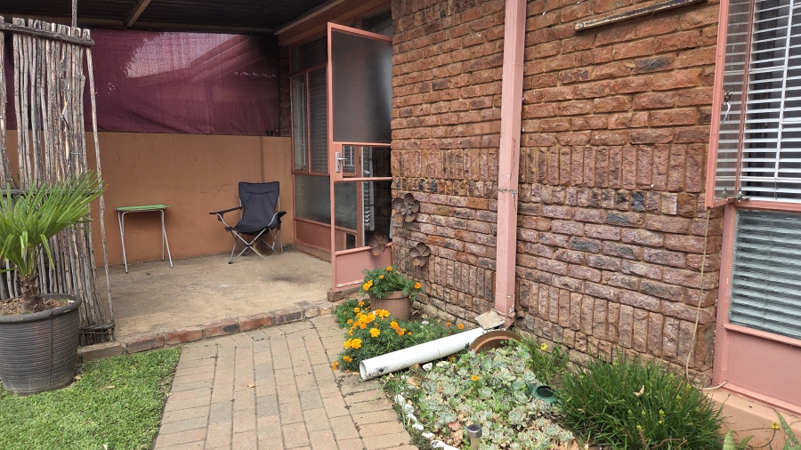 2 Bedroom Property for Sale in Hermanstad Gauteng