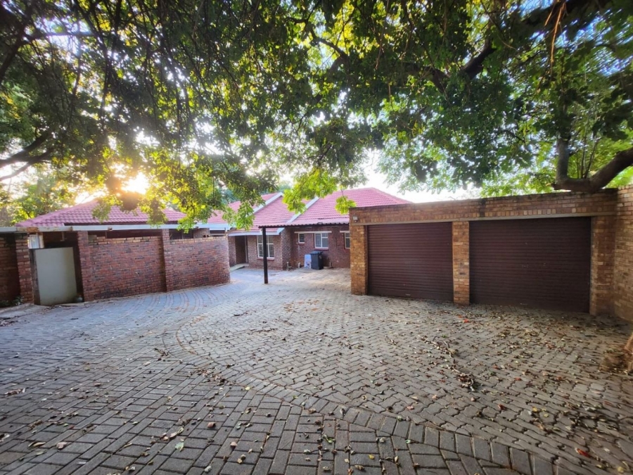 6 Bedroom Property for Sale in Magalieskruin Gauteng