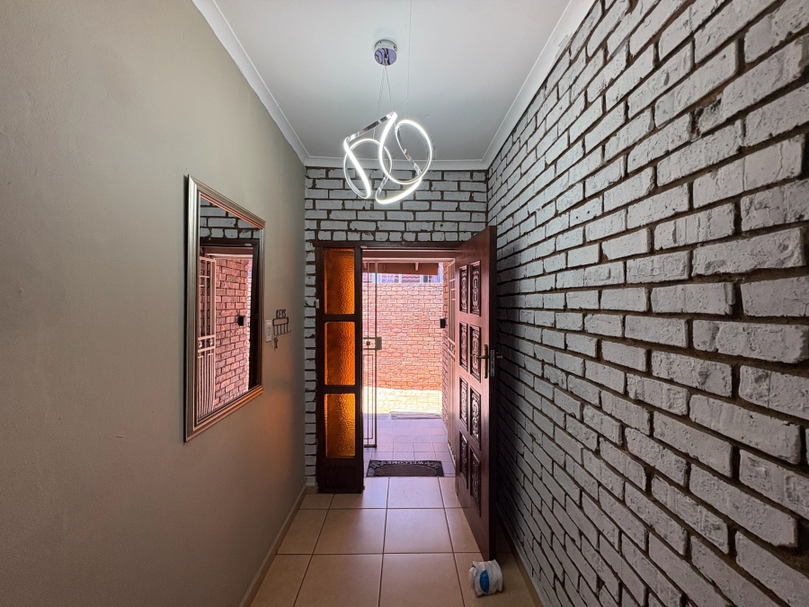 6 Bedroom Property for Sale in Magalieskruin Gauteng