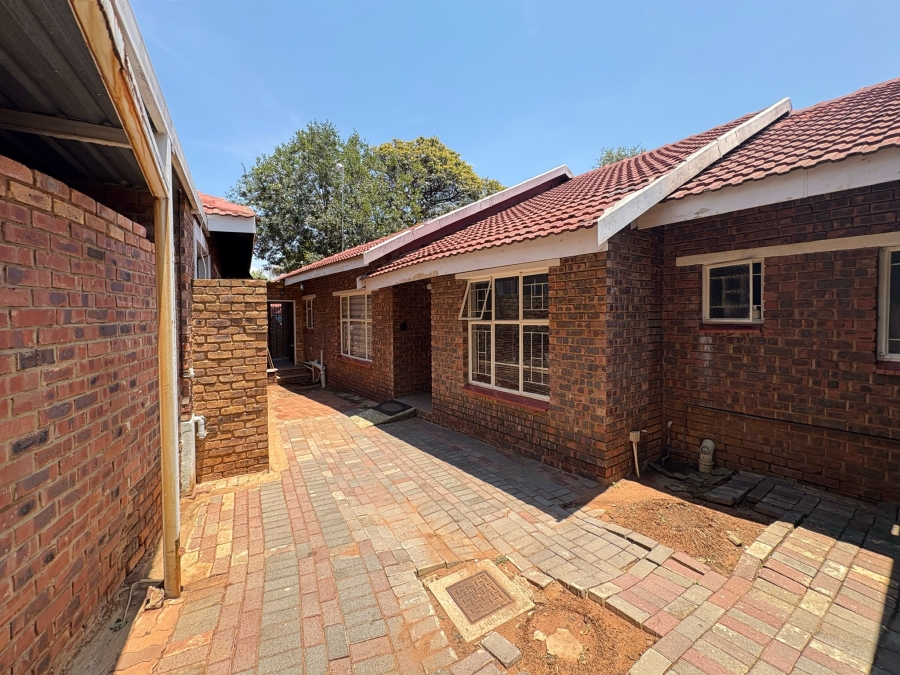 6 Bedroom Property for Sale in Magalieskruin Gauteng