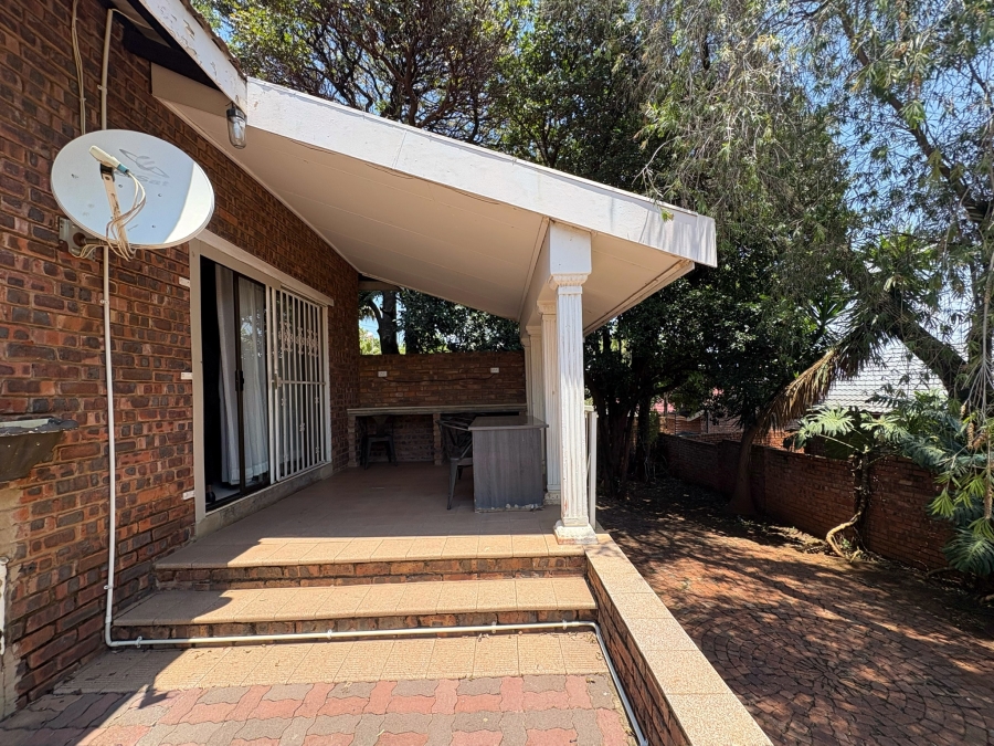 6 Bedroom Property for Sale in Magalieskruin Gauteng