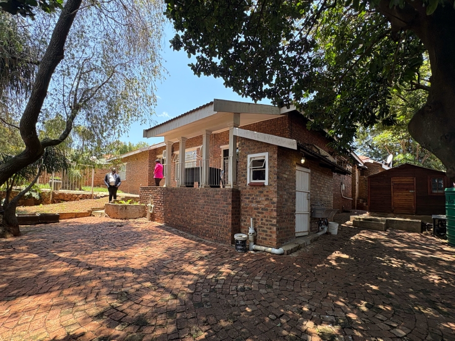 6 Bedroom Property for Sale in Magalieskruin Gauteng