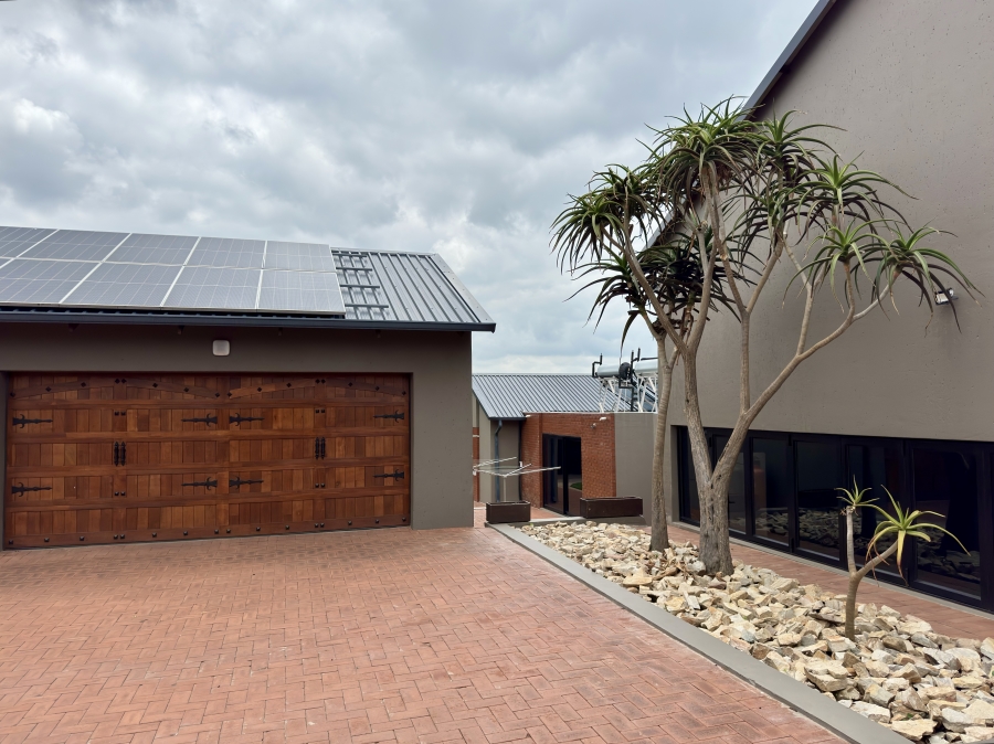 6 Bedroom Property for Sale in Blue Saddle Ranches Gauteng