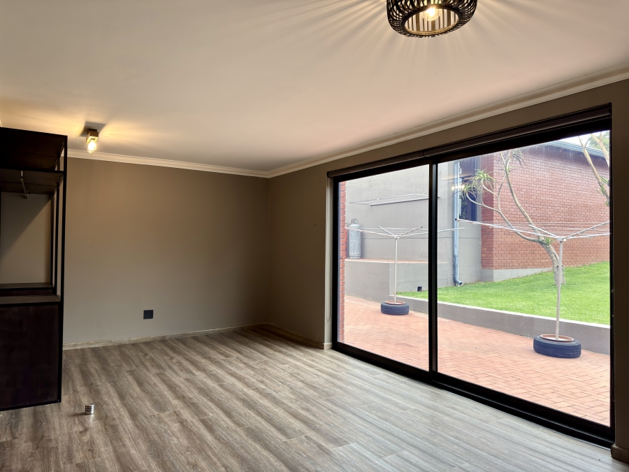 6 Bedroom Property for Sale in Blue Saddle Ranches Gauteng