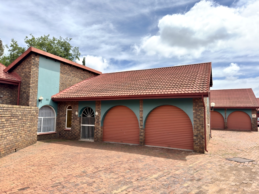 4 Bedroom Property for Sale in Birchleigh North Gauteng