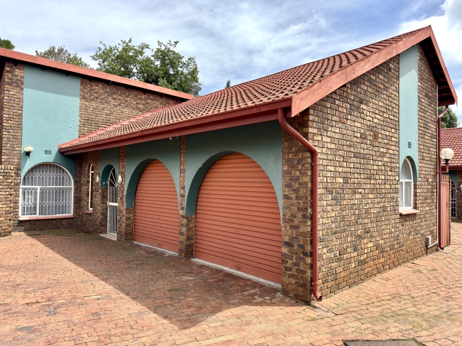 4 Bedroom Property for Sale in Birchleigh North Gauteng