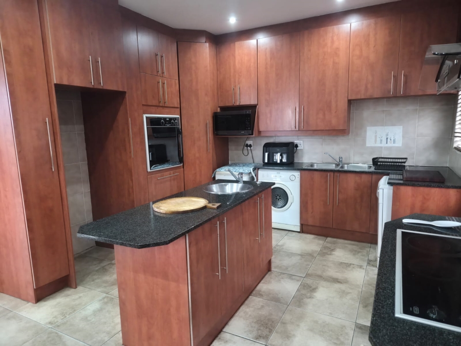 4 Bedroom Property for Sale in Roodekrans A H Gauteng