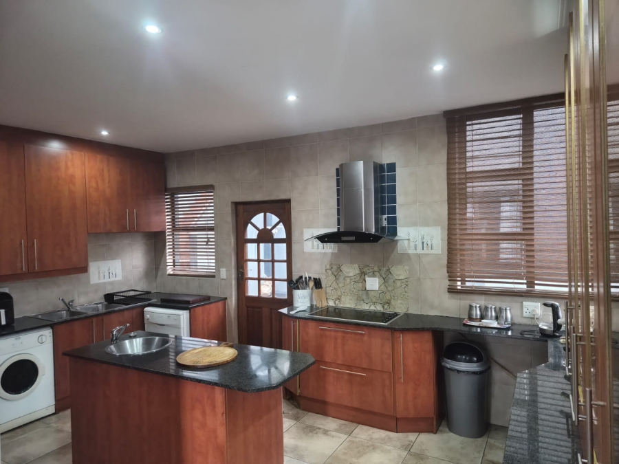 4 Bedroom Property for Sale in Roodekrans A H Gauteng
