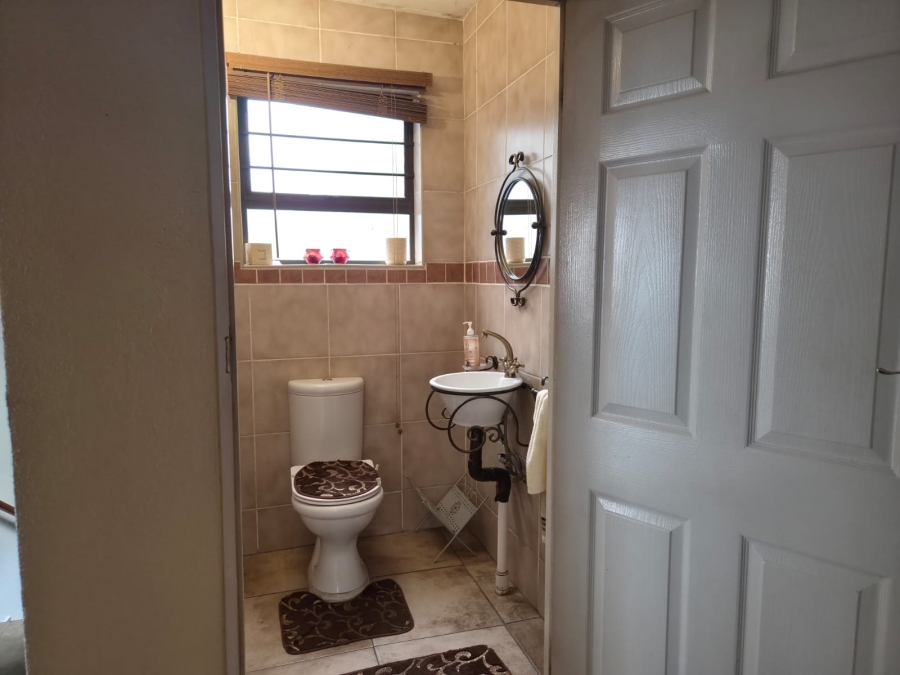 4 Bedroom Property for Sale in Roodekrans A H Gauteng