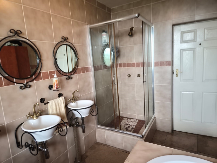 4 Bedroom Property for Sale in Roodekrans A H Gauteng