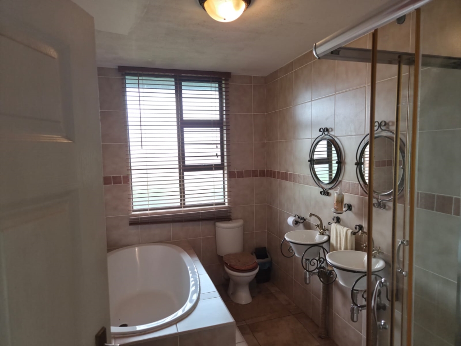 4 Bedroom Property for Sale in Roodekrans A H Gauteng