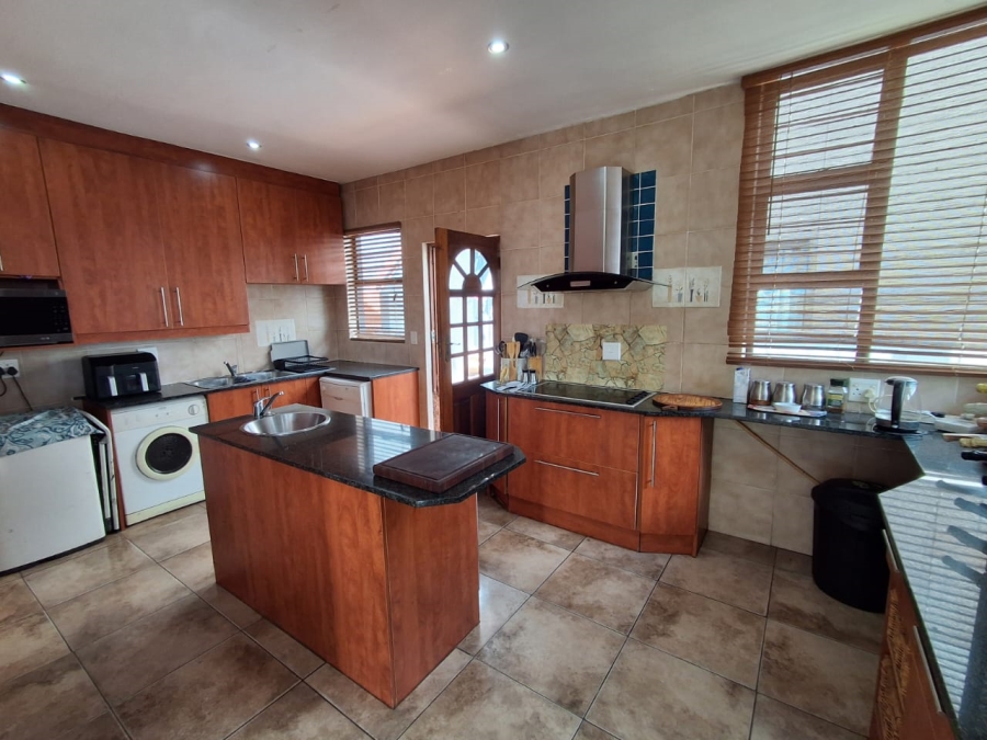 4 Bedroom Property for Sale in Roodekrans A H Gauteng