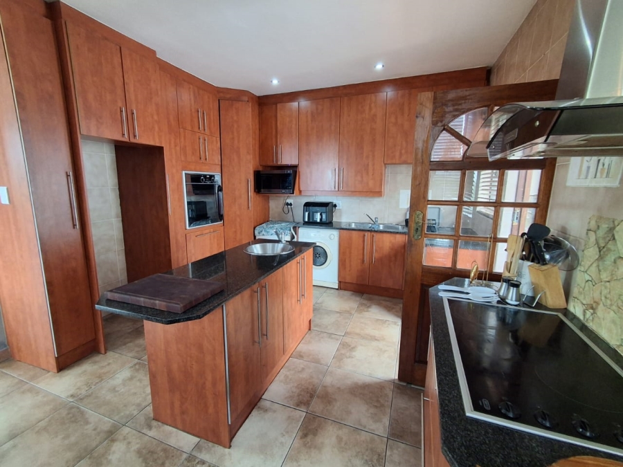 4 Bedroom Property for Sale in Roodekrans A H Gauteng