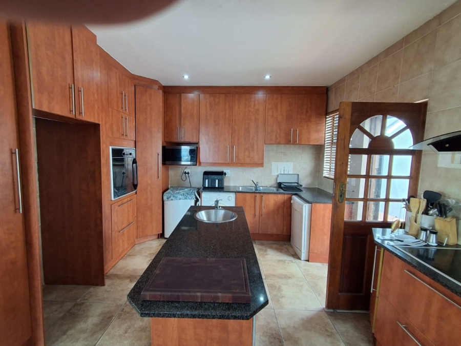 4 Bedroom Property for Sale in Roodekrans A H Gauteng