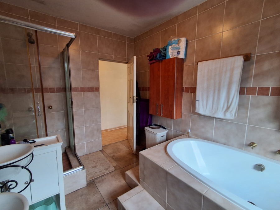 4 Bedroom Property for Sale in Roodekrans A H Gauteng