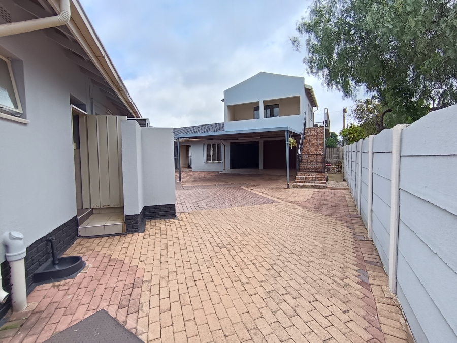5 Bedroom Property for Sale in Brackendowns Gauteng