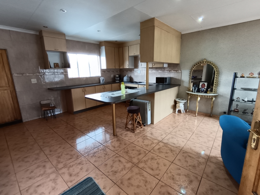 5 Bedroom Property for Sale in Brackendowns Gauteng