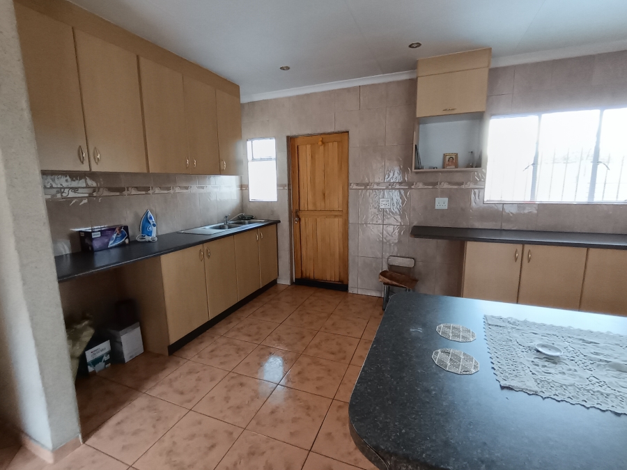 5 Bedroom Property for Sale in Brackendowns Gauteng