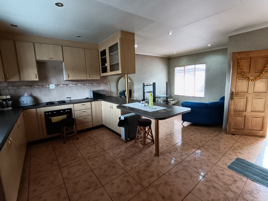 5 Bedroom Property for Sale in Brackendowns Gauteng