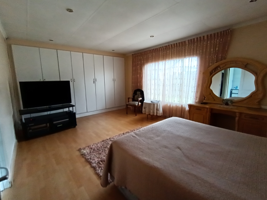 5 Bedroom Property for Sale in Brackendowns Gauteng