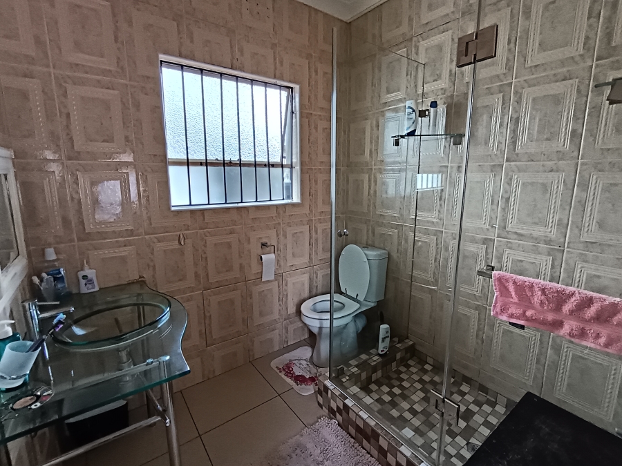 5 Bedroom Property for Sale in Brackendowns Gauteng