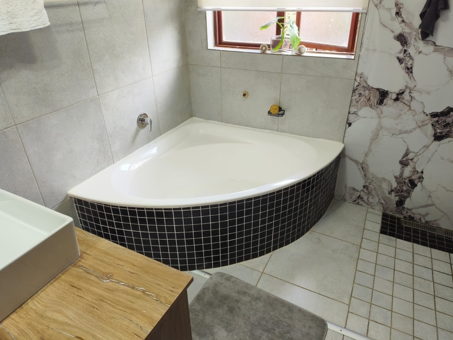 4 Bedroom Property for Sale in Silver Lakes Gauteng