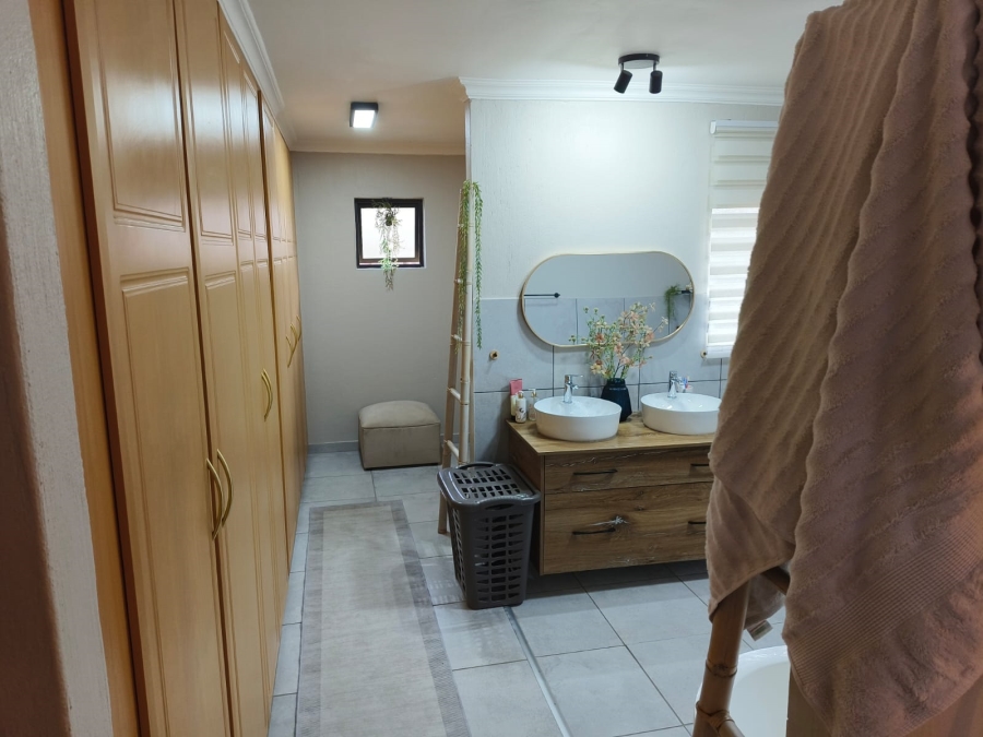 4 Bedroom Property for Sale in Silver Lakes Gauteng