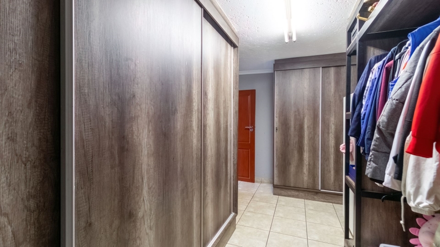 5 Bedroom Property for Sale in Meyersdal Gauteng